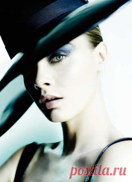 Кара Делевинь (Cara Delevingne) в фотосессии Марио Тестино (Mario Testino) для журнала Allure (октябрь 2014)