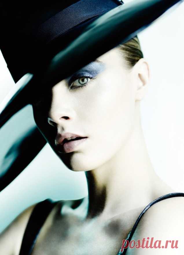 Кара Делевинь (Cara Delevingne) в фотосессии Марио Тестино (Mario Testino) для журнала Allure (октябрь 2014)