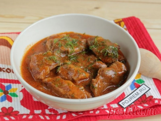 Повариха из столовой объяснила, почему подлива к мясу у них получается такой вкусной. Держите рецепт Как говорится, простота – залог успеха. Надо: мясо говяжье или телячье – 1 кг; лук репчатый – 3–4 шт.; чеснок – 2 зубчика; уксус столовый – 3 ст. л.; горчица готовая и соль по вкусу; перец черный молотый – 1 ч. л.; масло растительное для жарки. Как приготовить подливку к мясному блюду: 1. Мясо нарезать средними кусками, натереть солью и перцем. 2. Лук почистить, помыть и нарезать полукольцами. …