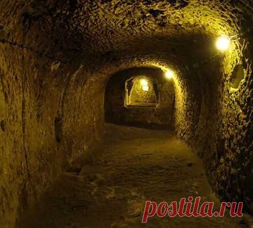 Парень нашел в доме потайную дверь, но даже не подозревал куда она ведет
