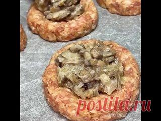 Гнезда с грибами и сырoм Нам понадобится:- Фарш (свино-говяжий) 400 гр.- Яйцо 1 шт.- Лук 1шт.- Панировочные сухари 2 ст л- Соль и специи по вкусу.⠀- Шампиньоны 300 гр.- Лук 1 шт.- Сметана 1 ст л- Соль, перец по вкусу- Сыр 100 гр.⠀Приготовление:⠀Для начала, обжариваем на подсолнечном масле, нарезанный кубиком...