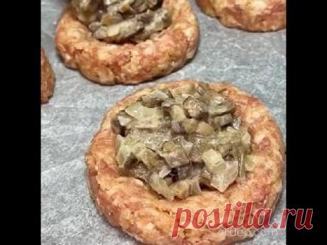 Гнезда с грибами и сырoм Нам понадобится:- Фарш (свино-говяжий) 400 гр.- Яйцо 1 шт.- Лук 1шт.- Панировочные сухари 2 ст л- Соль и специи по вкусу.⠀- Шампиньоны 300 гр.- Лук 1 шт.- Сметана 1 ст л- Соль, перец по вкусу- Сыр 100 гр.⠀Приготовление:⠀Для начала, обжариваем на подсолнечном масле, нарезанный кубиком...