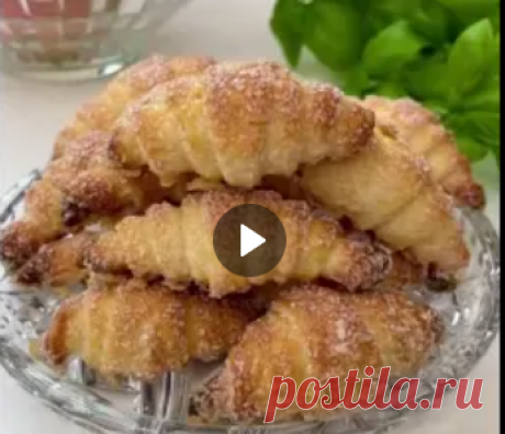 Самые вкусные творожные рогалики хрустящие сверху, мягкие внутри. В меру влажные, в меру сладкие. 
На 1 противень:
200 г. муки +/- 15 г. 1 ч. л. разрыхлителя 120 г. сливочного масла 82% 10 г. сахара 10 г. ванильного сахара щепотка соли 200 г. творога без крупинок +сахар для посыпки
Начинка
Можно использовать густой джем или повидло. Можно делать без начинки