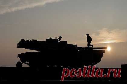 В США рассказали о недостатках поставленной Киеву западной техники. Американская военная техника, которую передали Киеву, показала себя посредственно из-за дороговизны, сложности обслуживания и неподготовленности к местным условиям, пишет The National Interest. Танки Abrams, которые весят больше, чем Leopard 2, могут застрять в грязи или разрушить легкие мосты.