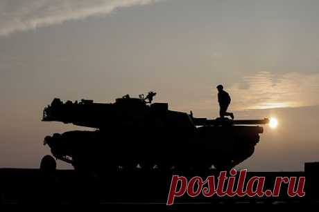 В США рассказали о недостатках поставленной Киеву западной техники. Американская военная техника, которую передали Киеву, показала себя посредственно из-за дороговизны, сложности обслуживания и неподготовленности к местным условиям, пишет The National Interest. Танки Abrams, которые весят больше, чем Leopard 2, могут застрять в грязи или разрушить легкие мосты.