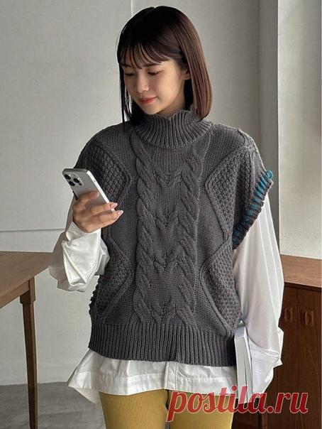 Запись на стене Теплая безрукавка, новинка каталога SheinСвязана из объемной пряжи. Интересные детали - воротник-стойка с волнистым краем (волны широкие, но не глубокие) и вышивка яркой нитью по резинке, которой обвязаны проймы.На схеме - правая половина переда и спинки, розовым цветом выделен центр. Сначала вяжутся все петли схемы (с 1 по 78), а затем повторяются петли с 3 по 40. Остальные петли справа и слева для нужной ширины деталей вяжутся изнаночными.