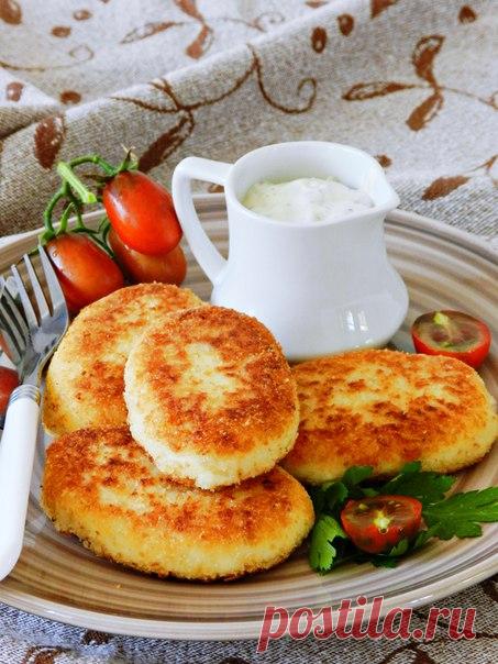 Картофельные котлеты с творогом 
Если у вас после ужина осталось картофельное пюре, из него можно приготовить вкусные картофельные котлеты с творогом к завтраку. Такие картофельно-творожные котлеты также могут быть гарниром к мясным или рыбным блюдам. Подавать котлетки можно с различными соусами или просто со сметаной. 
Ингредиенты:
• 300 г картофельного пюре • 200 г творога • 2 ст. л. жареного лука • 1 яйцо • соль, перец – по вкусу • 2 ст. л. муки • сухари – для панировки...