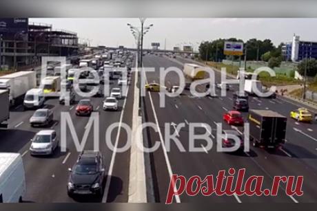 Массовая авария на МКАД попала на видео. На внешней стороне 83 километра МКАД произошла массовая авария. Кадры столкновения нескольких автомобилей публикует столичный Дептранс в Telegram-канале. На кадрах видно, как на одной из полос стоит человек рядом с автомобилем, к нему задним ходом сдает еще одна машина. Водитель такси врезается в стоящее авто.