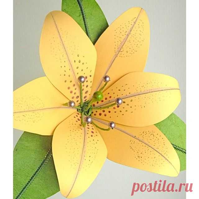 Hand coloring is hands down our favorite. 💛💛💛 #lily #asianlily #paper #paperart #paperlove #paperartist #paperflowers #paperflowers #sunshine #yellow #wedding #bride #weddingflowers