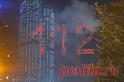 Стало известно о хлопке в районе «Москвы-Сити». В районе «Москвы-Сити» в столице раздался хлопок, об этом сообщает РИА Новости. Как стало известно корреспонденту агентства, чуть позднее возле зданий комплекса поднялся дым. До этого сообщалось, что во всех аэропортах Москвы ввели план «Ковер». Воздушные гавани столицы не принимают и не выпускают самолеты.