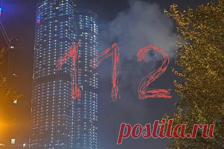 Стало известно о хлопке в районе «Москвы-Сити». В районе «Москвы-Сити» в столице раздался хлопок, об этом сообщает РИА Новости. Как стало известно корреспонденту агентства, чуть позднее возле зданий комплекса поднялся дым. До этого сообщалось, что во всех аэропортах Москвы ввели план «Ковер». Воздушные гавани столицы не принимают и не выпускают самолеты.