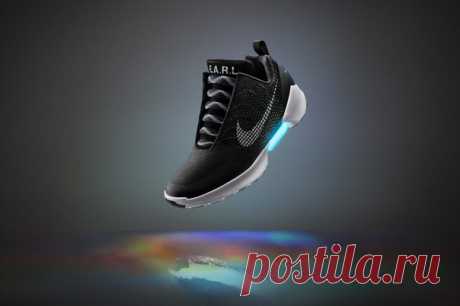 Кроссовки с автоматической шнуровкой Nike HyperAdapt 1.0 можно будет купить с 28 ноября Осенью прошлого года Nike презентовала главному герою легендарной трилогии «Назад в будущее» Майклу Джей Фоксу настоящие кроссовки с функцией автоматической шнуровки, точно такие же, как в фильме. Тогда же компания намекнула, что намерена и дальше развивать новую технологию с целью ее дальнейшего применения в новых моделях спортивной обуви. Спустя примерно полгода Nike показала, что просто так слов на ветер…