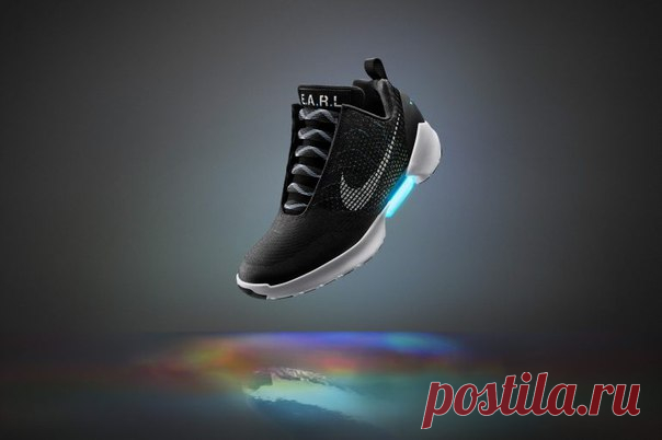 Кроссовки с автоматической шнуровкой Nike HyperAdapt 1.0 можно будет купить с 28 ноября Осенью прошлого года Nike презентовала главному герою легендарной трилогии «Назад в будущее» Майклу Джей Фоксу настоящие кроссовки с функцией автоматической шнуровки, точно такие же, как в фильме. Тогда же компания намекнула, что намерена и дальше развивать новую технологию с целью ее дальнейшего применения в новых моделях спортивной обуви. Спустя примерно полгода Nike показала, что просто так слов на ветер…