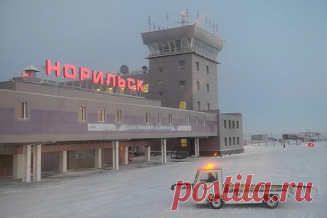 В Росавиации сообщили об отсутствии пострадавших в происшествии в Норильске. На борту пассажирского авиалайнера Boeing 737-800, выкатившегося за пределы взлетно-посадочной полосы (ВПП) в Норильске Красноярского края, находились 176 человек, сообщило Федеральное агентство воздушного транспорта. В результате происшествия никто не пострадал, уточнили в ведомстве.