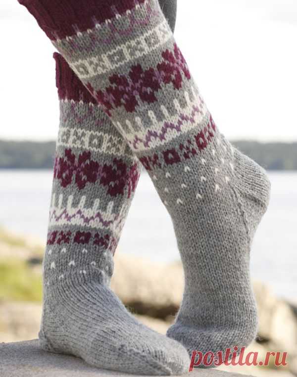Носки с жаккардовым узором от Drops Design вязаные спицами | Strikky.ru