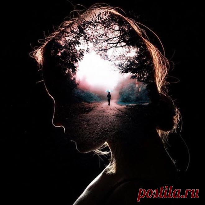 Подарок для Гргоны Есть у меня на одном телепроекте генпродюссер - шикарная женщина лет пятидесяти, но выглядит на 39. Очень небедная девушка... за спиной все зовут ее Горгоной, за кроткий нрав наверное...Но есть у нее одна странность - это ее мобильный телефон, он неприличен даже для старушки-пенсионерки...