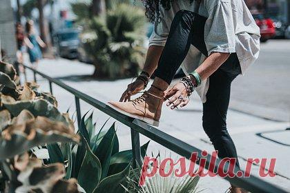 Молодежь придумала способ вновь выглядеть стильно в узких джинсах. Молодежь придумала способ вновь выглядеть стильно в джинсах скинни. Представители поколения Z принялись публиковать видео с хештегом #skinnyjeans, в которых они демонстрируют возможности стилизации устаревшего предмета гардероба. Так, некоторые юзеры, например, примеряют поверх узких джинсов оверсайз-брюки из денима.