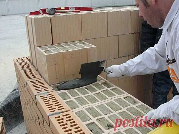 Новинка. Керамический блок с утеплителем внутри. Компания TEREX представила на строительном рынке новый керамический блок ISOTEREX. Нишы поризованного керамического камня заполнены минеральным утеплителем, тем самым полностью избавляя застройщика от дополнительного утепления стен во время возведения. Длинна изделия 380 мм, вес стены 1 кв.м  -  228 кг, теплопроводность 0,08 Вт/м.