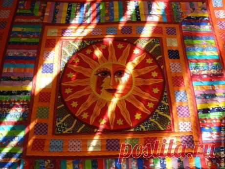 Лоскутное одеяло с аппликациями - Звезда по имени Солнце - классическое лоскутное шитье.

Исключительно самобытное, необыкновенно оригинальное, супер яркое и очень красочное, бесконечно теплое и уютное одеяло - плед.

ЦЕНТРАЛЬНОЕ ПАННО ЭТОГО ОДЕЯЛА ПОЛНОСТЬЮ ВЫПОЛНЕНО В ТЕХНИКЕ ЛОСКУТНОЙ АППЛИКАЦИИ.

Для справки: я с удовольствием шью на заказ. И чем интереснее и необычнее сюжет тем лучше!

Придумывайте, вдохновляйтесь, мечтайте - я сошью Вашу мечту!