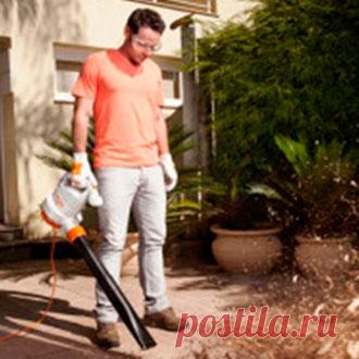 Использовать электрические воздуходувки Stihl можно не только в садово-парковом хозяйстве и для удаления загрязнений в механизмах, но и на детских праздниках, а также в парках аттракционов для распыления мишуры. Инструмент отличается эргономичностью, небольшими размерами, высоким уровнем безопасности и простотой в работе. Эксплуатировать его по-максимуму можно сразу после распаковки и знакомства с инструкцией. Источником питания воздуходувки выступает электрическая сеть 220 В.