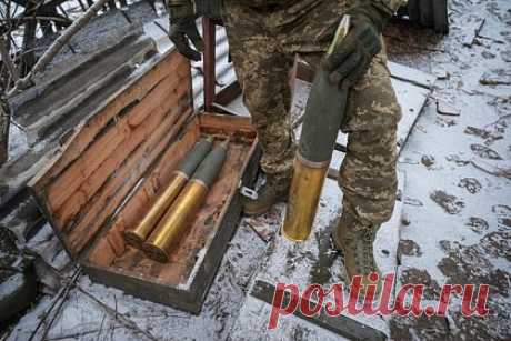 В ЕС признали невозможность предоставить миллион боеприпасов Украине. По сообщениям СМИ, в ходе встречи министров обороны Европейского союза на этой неделе в Брюсселе было принято решение предоставить Украине лишь около 600 тысяч боеприпасов вместо обещанного миллиона патронов к марту текущего года. Отмечается, что чиновники могут договориться об увеличении финансирования.