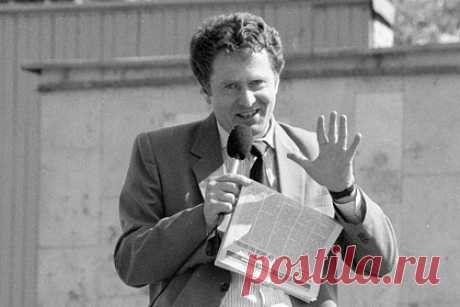 Описаны действия поддержавшего заговор ГКЧП в 1991 году Жириновского. Лидер Либерально-демократической партии Советского Союза — предшественницы современной ЛДПР — Владимир Жириновский в дни выступления ГКЧП агитировал в его поддержку. Об этом в интервью «Ленте.ру» рассказал участник акций протеста против действий комитета, философ и историк Петр Рябов.