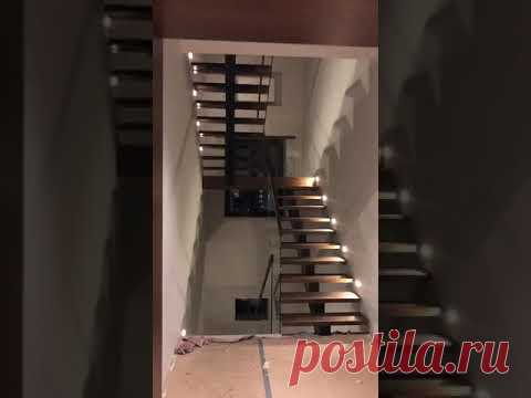 Лестница на косоуре и перила из стекла