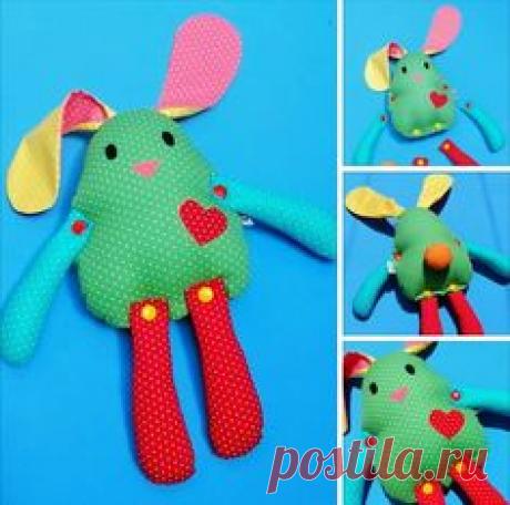 Coelho monta e desmonta ideal para crianças brincarem e se divertirem. As perninhas e os bracinhos saem e podem ser recolocados. Tem por volta de 38cm + as orelhas :) Cores sortidas.