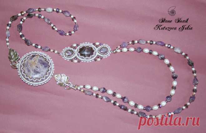 Аметист,бисер,жемчуг
https://vk.com/stone_snail  ,  
http://skrynya.ua/ru/kutuzova-yuliya
