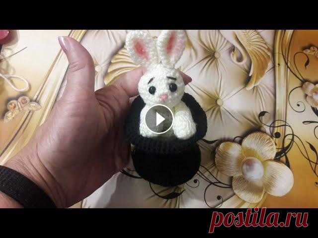 Кролик крючком #игрушкиамигуруми Кролик символ 2023 года. Связала из ниток Детская новинка. Рост 11см с шляпой 13см . Мастер класс в следующем видео....