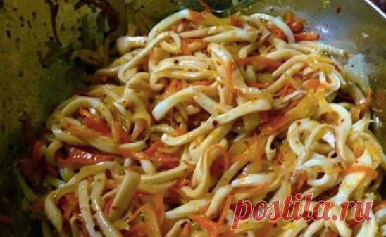 Остренький салат «Оранжевый кальмар»
Ингредиенты:
кальмары — 500 гр,
морковь — 4 штуки,
лук — 1 головка,
соевый соус,
кунжут — 1 ст.л.,
красный молотый перец,
паприка,
соль.
Приготовление:
Очищаем кальмары и хорошенько моем, затем опускаем на 2 минуты в крутой кипяток, вынимаем и нарезаем соломкой.
Морковку натираем на терку для корейской моркови, солим и оставляем на 20 минут, а затем сливаем сок.
Лук нарезаем кубиками и обжариваем на масле.
Смешиваем все ингредиенты, добавляем соевый