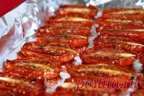 Безумно вкусные вяленые помидоры... 
Продукты:томаты мелкие мясистые 1400-1500гсоль морская крупнаясахар 1 ч. л.смесь перцевчеснок 2 зубчикасухой базилик или тимьянмасло оливковое 5-6 ст. л.Приготовление:Помидоры вымыть обсушить, разрез…