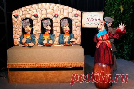 Театр кукол приедет в Альметьевск со спектаклем для взрослых. Казанский театр кукол «Экият» выступит в Альметьевске с постановкой для взрослых. Гастроли театра пройдут в Альметьевске 27-го и 28 октября. Спектакль получил название «Ханума». Это история о свахе Хануме, к которой обращается обедневший грузинский князь, который хочет выгодно жениться.