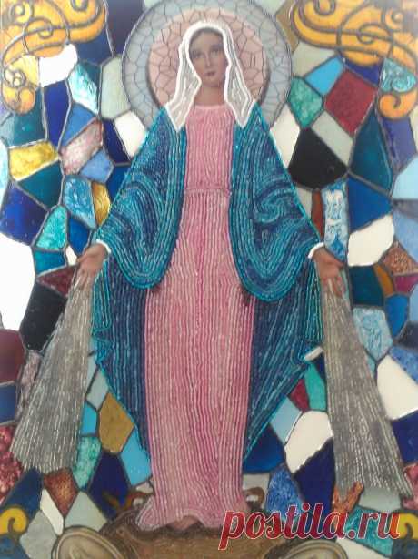 VIRGEN LA MILAGROSA
Imagen decorada en chaquiras y vitrales.