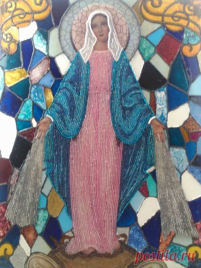 VIRGEN LA MILAGROSA
Imagen decorada en chaquiras y vitrales.