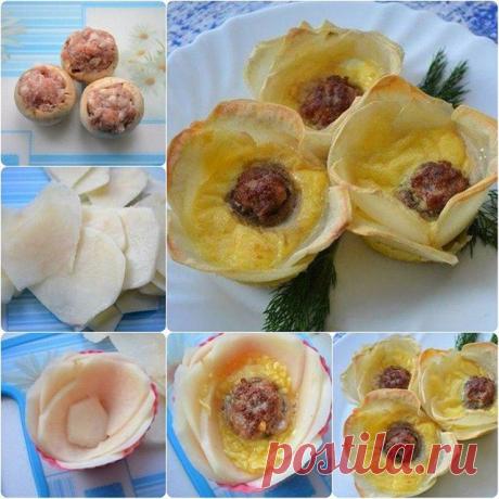 Картофельные цветочки с фаршем 
Ингредиенты: 
Фарш мясной — 100 г 
Картофель — 3 шт. 
Шампиньоны — 150 г 
Сыр (твердый) — 100 г 
Яичный желток — 1 шт. 
Масло растительное — для жарки 
Соль — по вкусу 
Приготовление: 
1. Фарш посолить, поперчить по вкусу. 
2. У шампиньонов убрать ножку и начинить фаршем. Шампиньоны обжарить на растительном масле до готовности. 
3. Картофель очистить и нарезать тонкими пластинами. 
4. В формы для кексов выложить картофельные пластины в виде ...