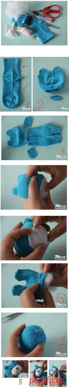 Cómo hacer un osito de peluche con un calcetín.    Manualidad muy interesante par hacerla con los más pequeños en casa este verano.