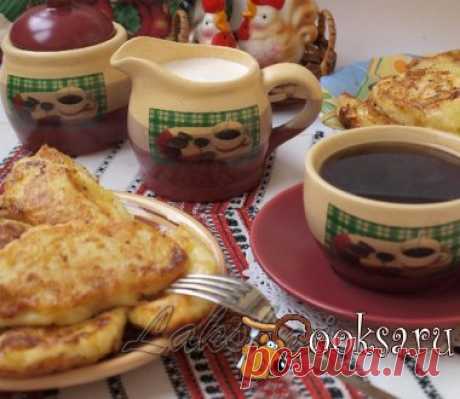 Манники с творогом и изюмом Манники готовит моя свекровь много лет. Сколько мы знакомы, столько она их и готовит. У них в селе это очень популярное блюдо. Манники готовятся на все большие праздники, такие как Пасха, Рождество, а также являются обязательным блюдом на свадьбах, юбилеях, проводах и поминальных обедах. Манная крупа (ложки брать с горкой) — 12 ст.л.; Молоко — 1 л; Творог домашний — 400 г; Яйца (+1 желток) — 2 шт; Изюм (по вкусу) ; Растительное масло (для жарки) ; Мука…