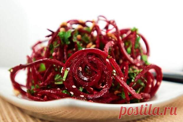 Салаты из вареной свеклы: 20 отличных рецептов - Будет вкусно - 22 марта - Медиаплатформа МирТесен Фото: ampravda.ru Свекла – вполне самодостаточный продукт, и она хороша сама по себе. Но еще лучше она будет в этой подборке рецептов салатов. Попробуй и убедись на практике, ведь мы подобрали только самые вкусные и простые! 1. Салат со свеклой и яблоком Фото: gastronom.ru Сложно придумать еще - 22 марта - 43253873472 - Медиаплатформа МирТесен