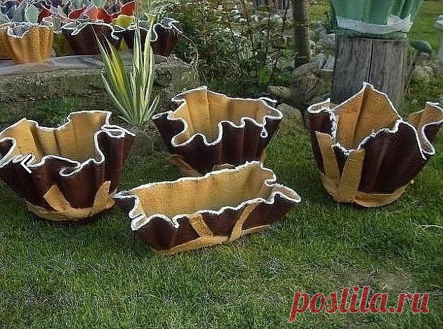 ОНА ЗАМОЧИЛА ПОЛОТЕНЦЕ В ЦЕМЕНТЕ… ВЫ ТОЛЬКО ПОСМОТРИТЕ ЧТО ПОЛУЧИЛОСЬ!
Сохрани шпаргалку, поделись с одноклассниками!  
 
Такой вазон для цветов, который вы сейчас увидите, очень легко сделать. Вам понадобится старое полотенце, цемент и немного терпения. Но вы только представьте себе реакцию соседей… Они наверняка захотят смастерить подобное!  
 
ИНГРЕДИЕНТЫ:  
 
цемент  
ведро  
старое полотенце  
 
ПРИГОТОВЛЕНИЕ:  
 
Для начала подготовьте сам цемент, а потом полностью о...