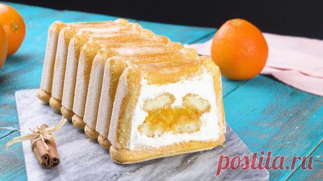 Кладем кусочки печенья в форму для выпечки. Теперь добавим нежности.