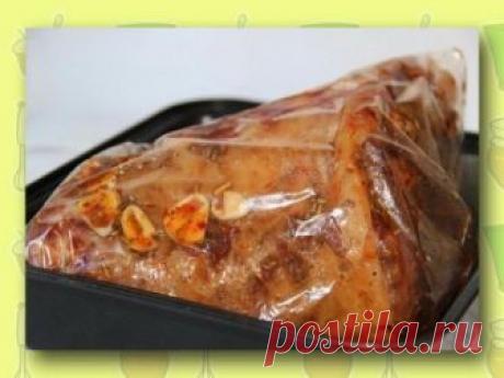 Свиная рулька "Великолепная" Советую приготовить! 

Сочная румяная рулька, распространяющая вокруг восхитительный аромат 
ни одного мясоеда еще не оставила равнодушным, и даже те, кто не очень жалует мясо в принципе, не сможет удержаться и не отведать кусочек. Простое в приготовлении, но безумно вкусное мясо на косточке готовят во многих странах и соответственно разными способами. Ее отваривают в воде или пиве, запекают, сначала отваривают, потом доводят до кондиции в духовке, популярны и боле