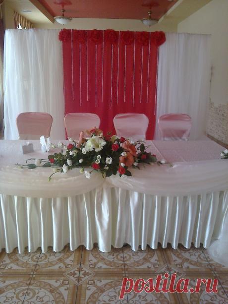 Ширма с розами из ткани и бусами.