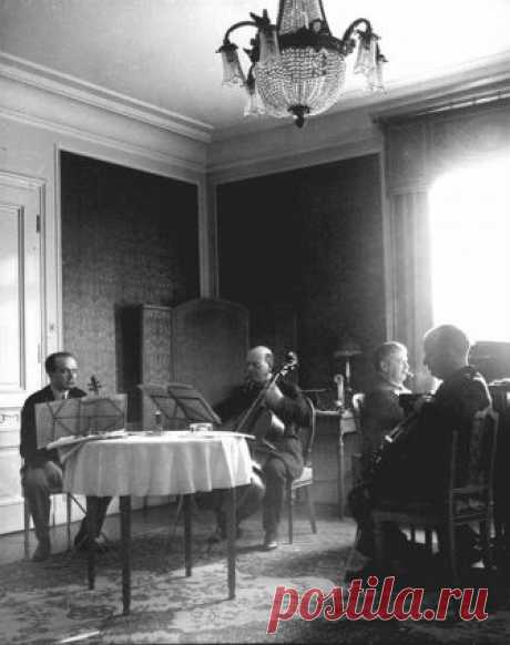 Bronislaw Huberman, Pau Casals, Paul Hindemith & Arthur Schnabel, Wien, 1933.