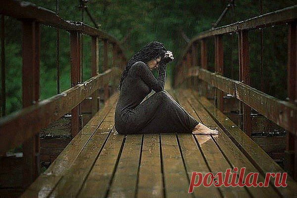 Одиночество особо опасно тем, что постепенно начинаешь к нему привыкать и даже немного наслаждаться, и тебе уже не хочется никого пускать в свою жизнь…