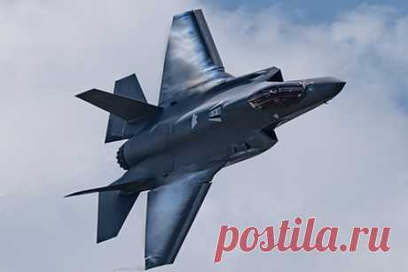 В США сбросили макет ядерной бомбы. В США сбросили макет ядерной бомбы B61-12. Два истребителя-бомбардировщика F-35 использовали высокоточные неядерные модификации боеприпаса на полигоне Тонопа. Этот эпизод стал завершающим этапом летных тестов F-35 с новой бомбой. Ядерный боеприпас может использоваться на самолетах F-15E и F-16C/D.