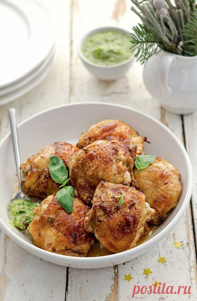 Куриные бедрышки с зеленой приправой  Бедро молодого цыпленка и густой чесночный маринад – то, что нужно для правильного обеда. Мы приготовили вкусное и сытное блюдо, сохранив натуральный вкус курицы.