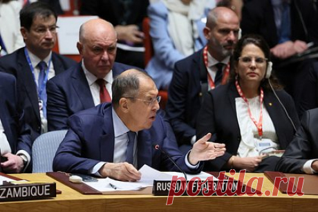 Лавров и Зеленский выступили в Совбезе ООН. Какие пути из украинского кризиса они предложили?. 20 сентября в стенах штаб-квартиры Организации Объединенных Наций в Нью-Йорке прошло заседание Совета Безопасности по ситуации вокруг Украины, где выступил глава МИД России Сергей Лавров и украинский президент Владимир Зеленский. Лавров, в частности, обвинил Запад в срыве Минских соглашений.