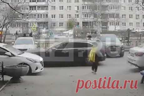 В Петербурге водитель сбил четырехлетнего мальчика и попал на видео. В Санкт-Петербурге водитель сбил четырехлетнего мальчика и попал на видео с камеры наружного наблюдения. Ребенок убежал от матери во время прогулки на детской площадке и попал под колеса автомобиля. Он с закрытой черепно-мозговой травмой, переломами костей предплечья и рваными ранами был доставлен в больницу.