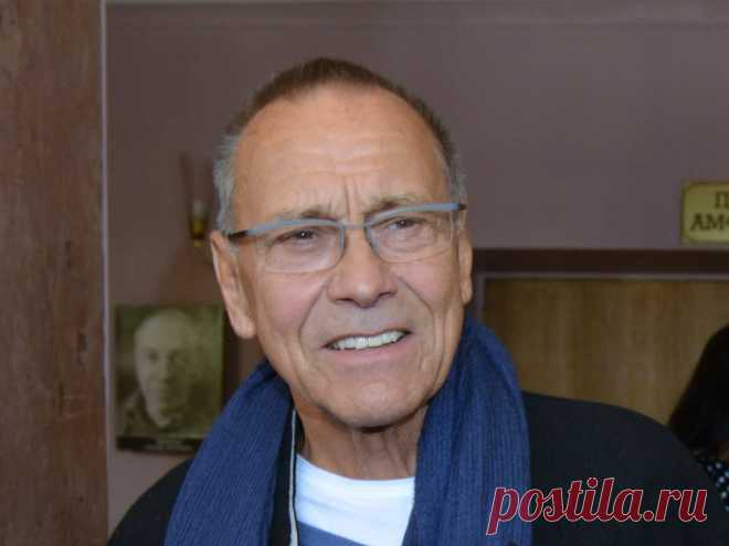 Андрей Кончаловский в настоящее время находится в Москве и является абсолютным профессионалом. Недавно муж Юлии Высоцкой ездил на конференцию и познакомился с